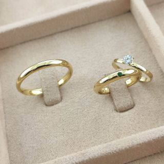 Aliança de Casamento Fina Salomão Ouro 18K 3mm Abaulada com Esmeraldas